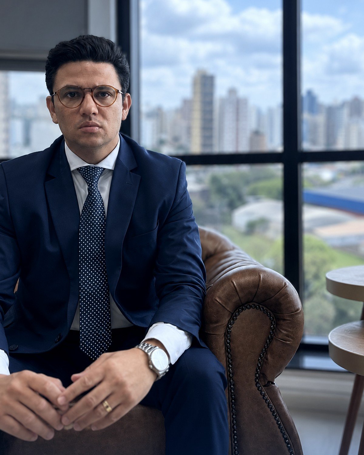 Anderson Góes, advogado, sentado na poltrona do escritório em Londrina, com a cidade ao fundo